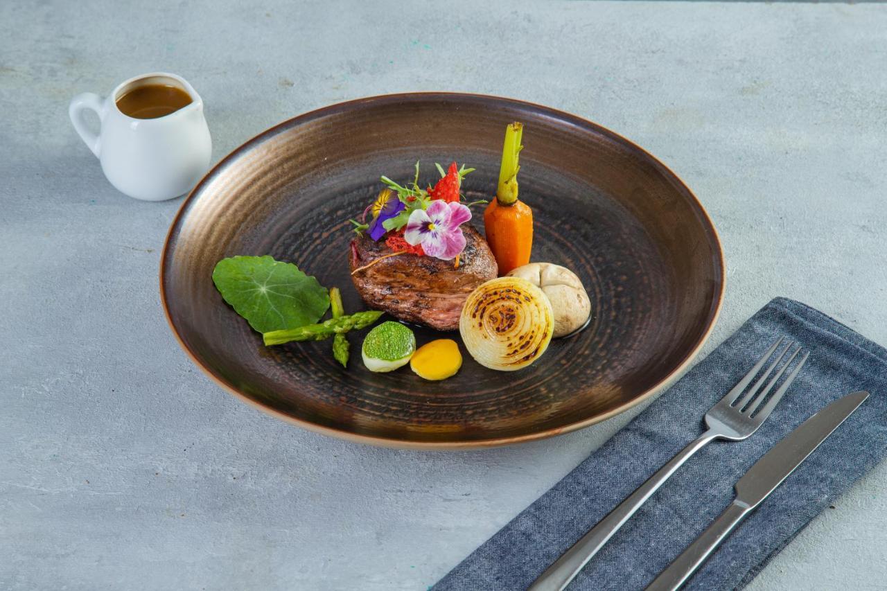 The Oriental Jade Hotel Ханой Екстер'єр фото A steak prepared with edible flowers