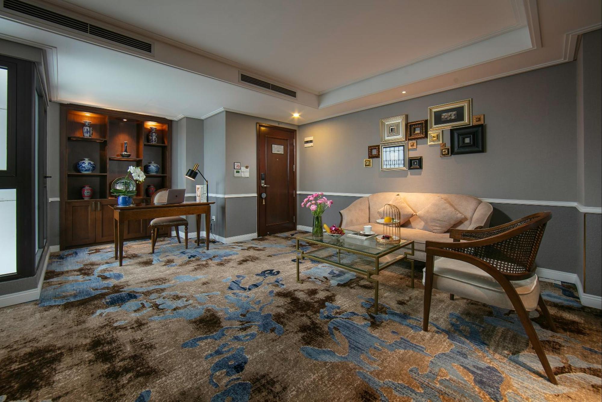 The Oriental Jade Hotel Ханой Екстер'єр фото A living room in a suite at the Mandarin Oriental, Bangkok