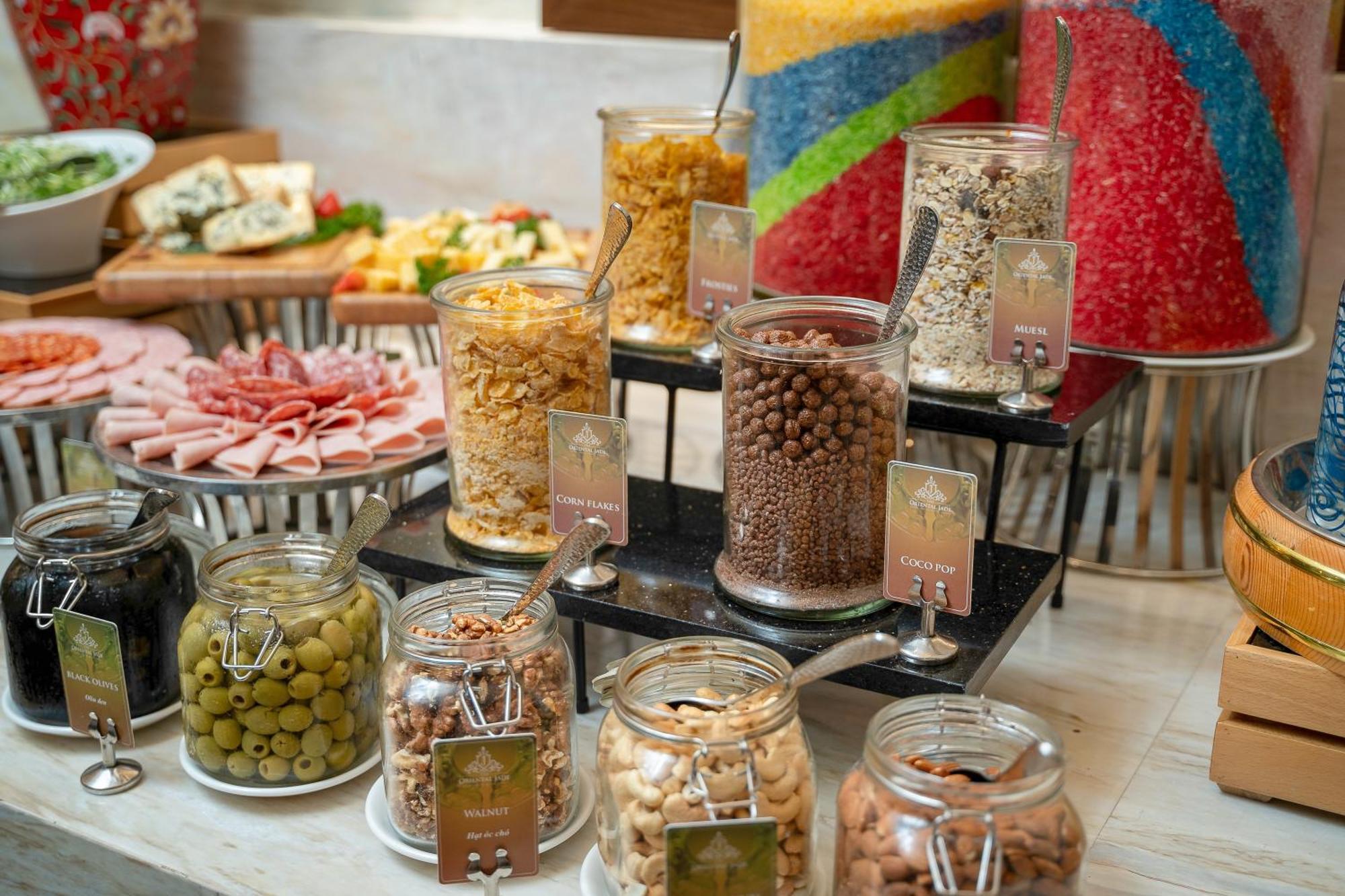 The Oriental Jade Hotel Ханой Екстер'єр фото A selection of olives and dried fruit