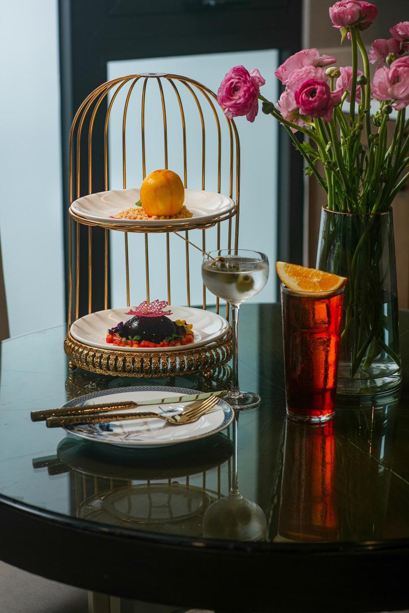 The Oriental Jade Hotel Ханой Екстер'єр фото A cocktail served at the bar
