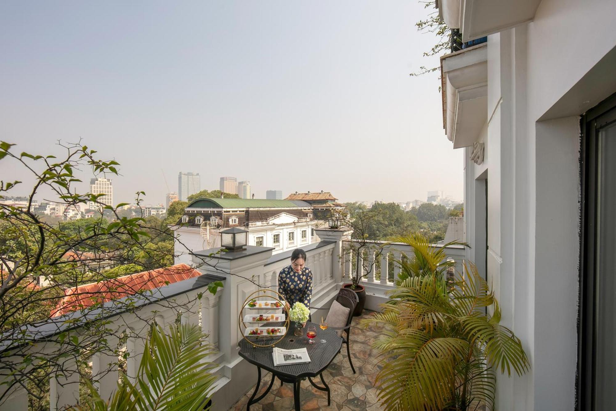 The Oriental Jade Hotel Ханой Екстер'єр фото A balcony in a hotel