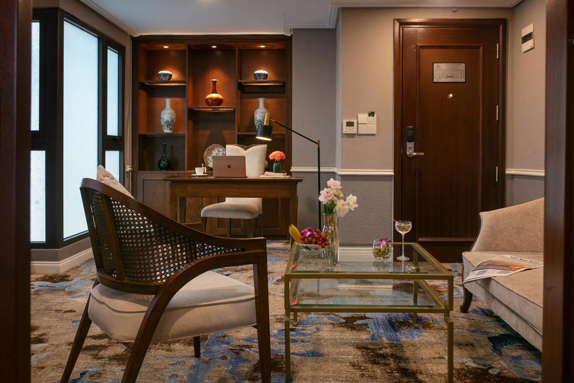 The Oriental Jade Hotel Ханой Екстер'єр фото A living room in a suite at the Mandarin Oriental, Bangkok