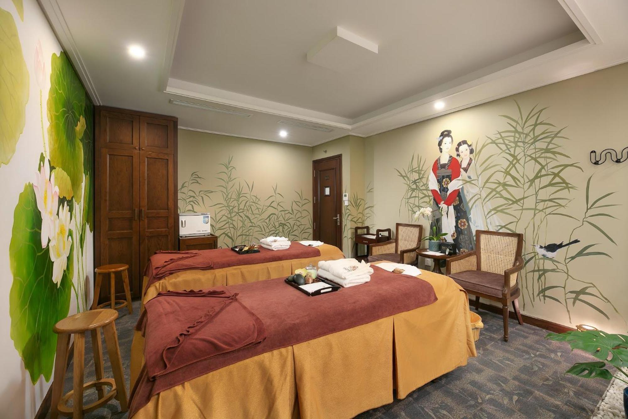 The Oriental Jade Hotel Ханой Екстер'єр фото A massage room at a spa in Vietnam