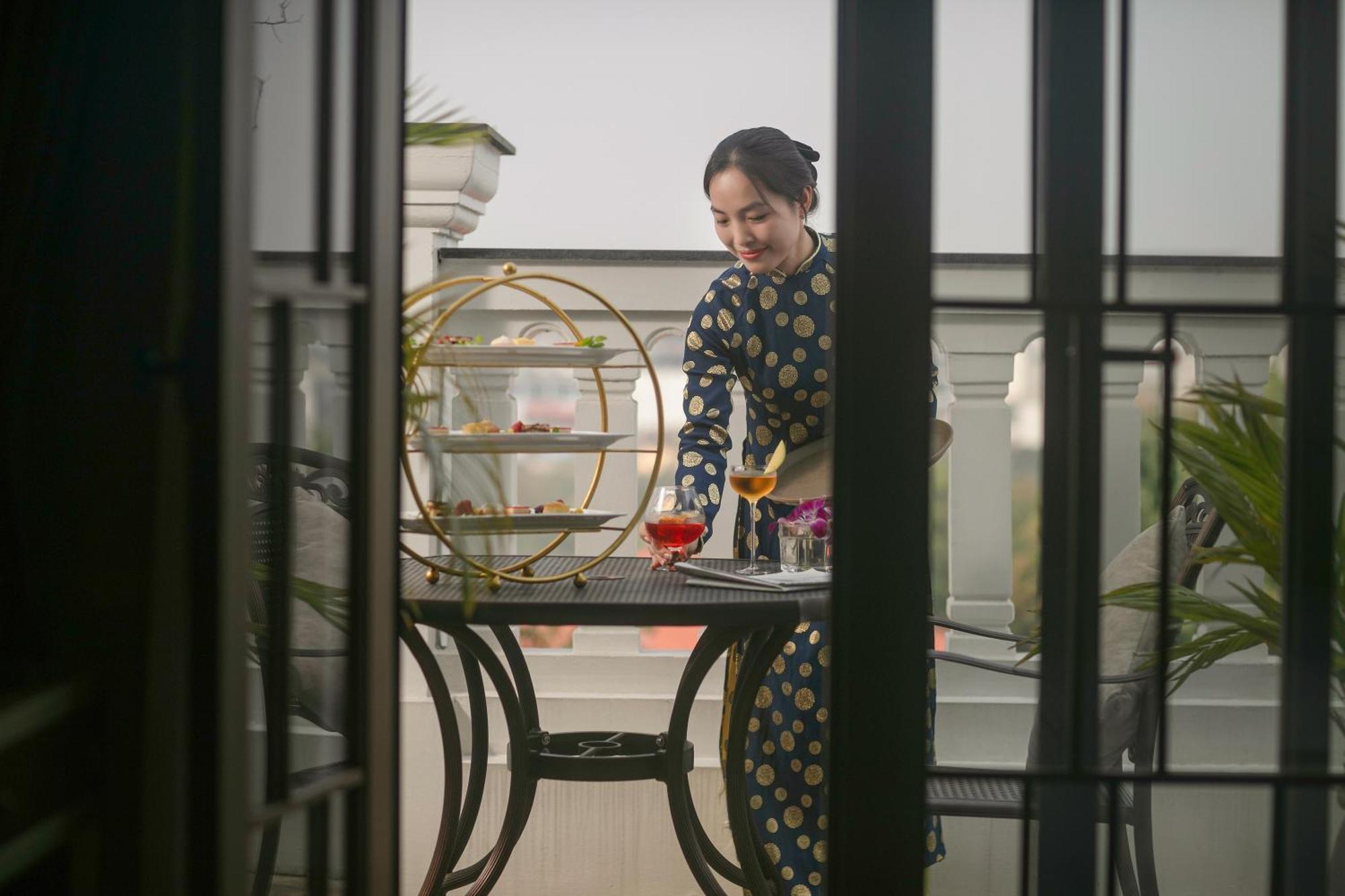 The Oriental Jade Hotel Ханой Екстер'єр фото A woman in a home