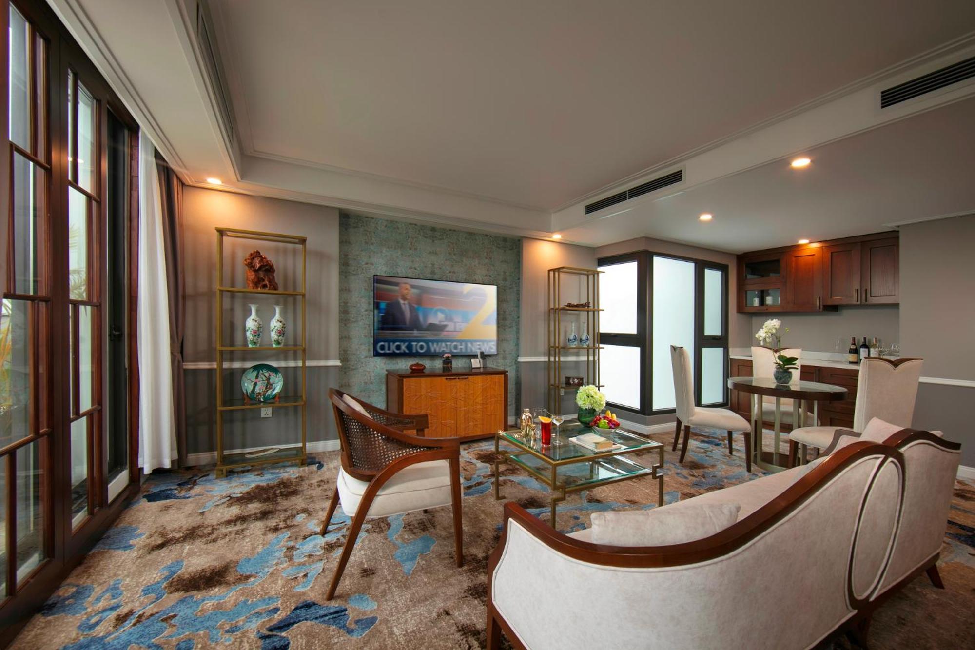 The Oriental Jade Hotel Ханой Екстер'єр фото A living room in a suite at the hotel