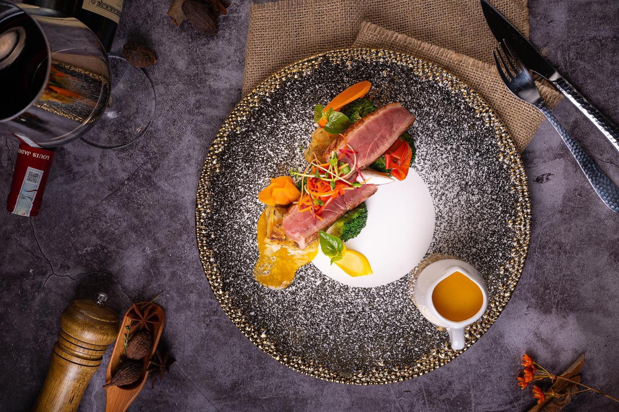The Oriental Jade Hotel Ханой Екстер'єр фото A plate of duck confit