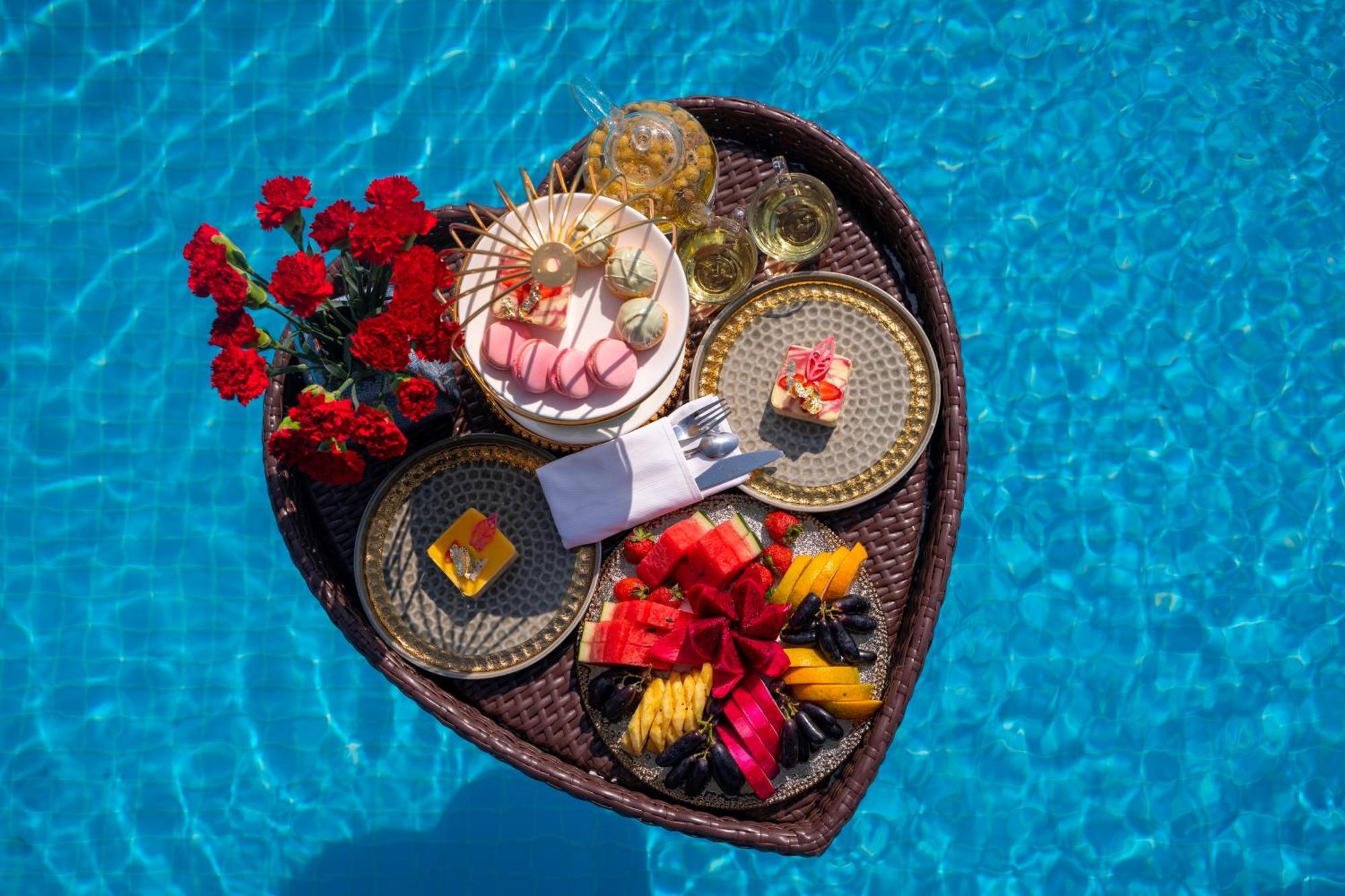 The Oriental Jade Hotel Ханой Екстер'єр фото A floating breakfast tray at a resort in Bali, Indonesia