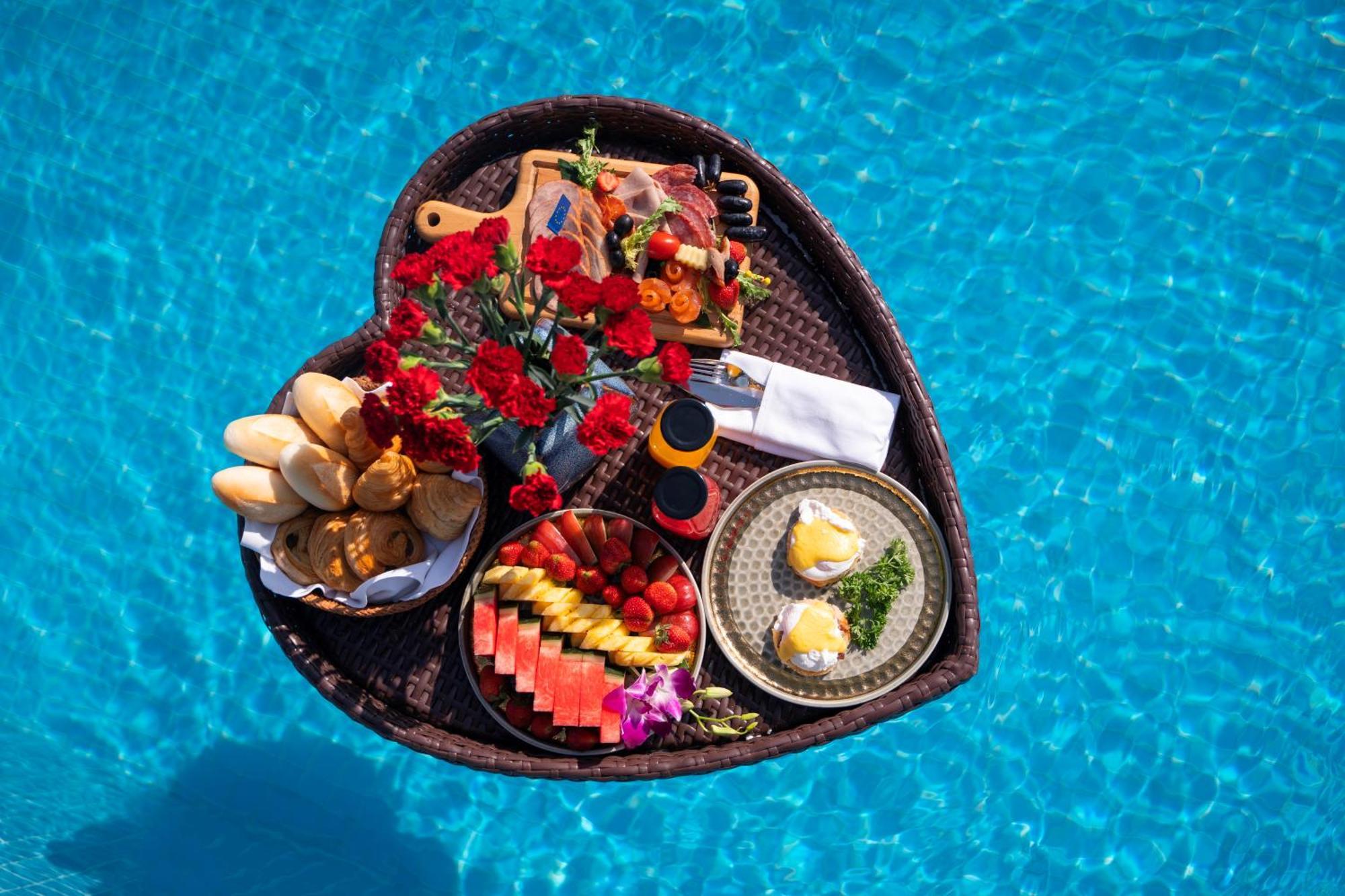 The Oriental Jade Hotel Ханой Екстер'єр фото A floating breakfast at a resort in Bali, Indonesia