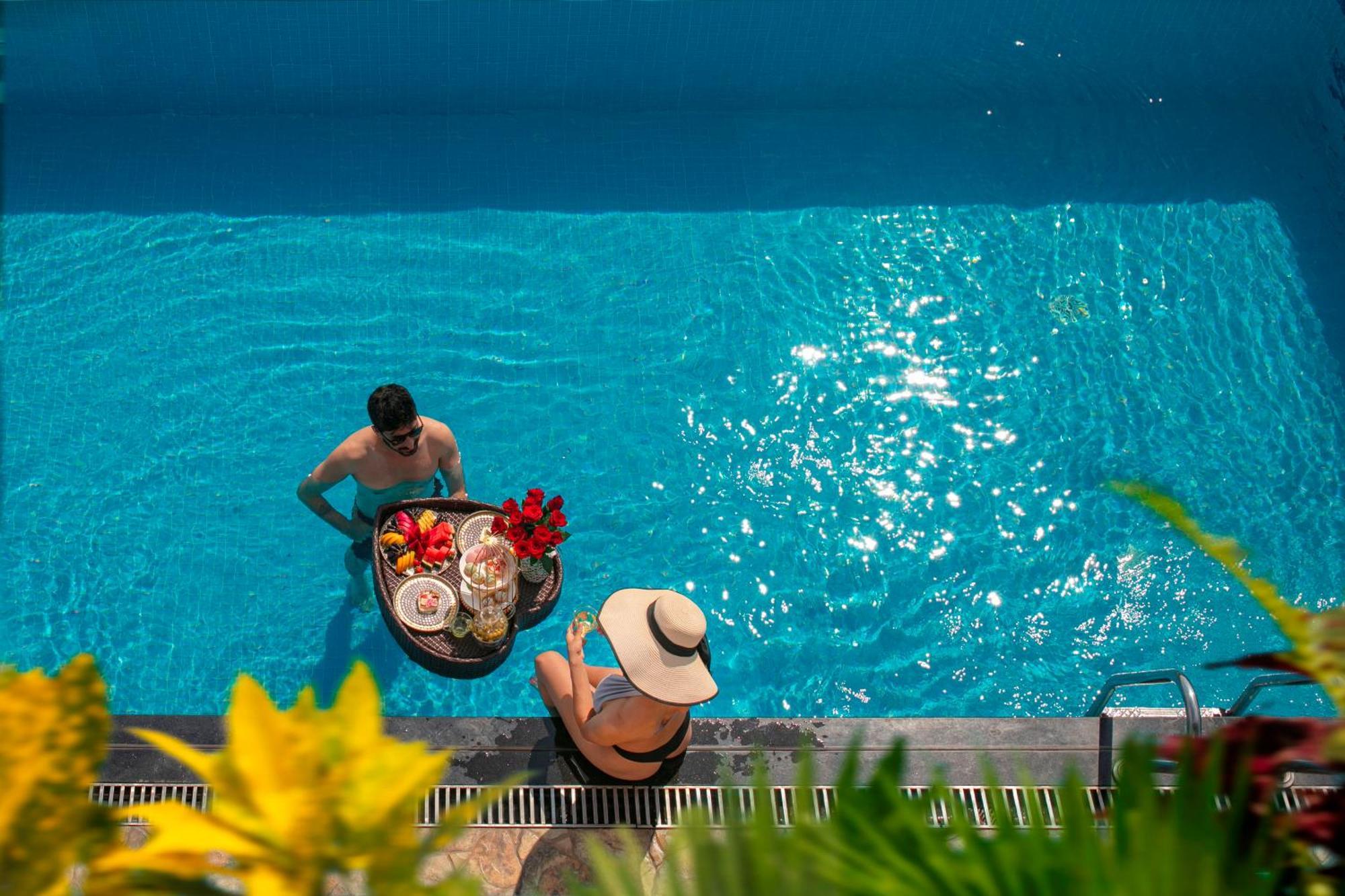 The Oriental Jade Hotel Ханой Екстер'єр фото The swimming pool at the hotel