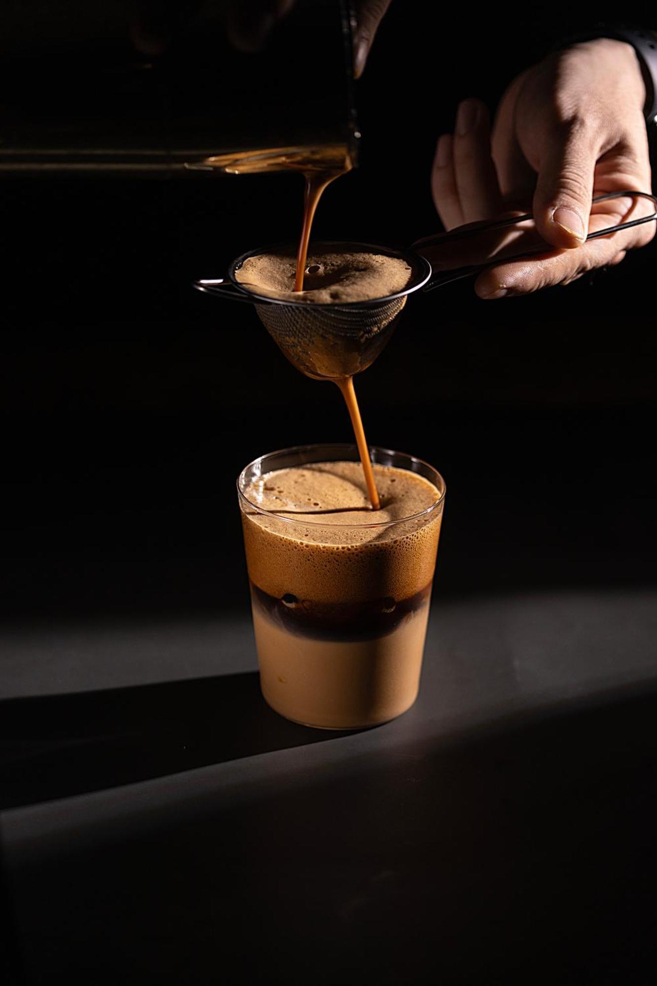 The Oriental Jade Hotel Ханой Екстер'єр фото A coffee being poured into a glass