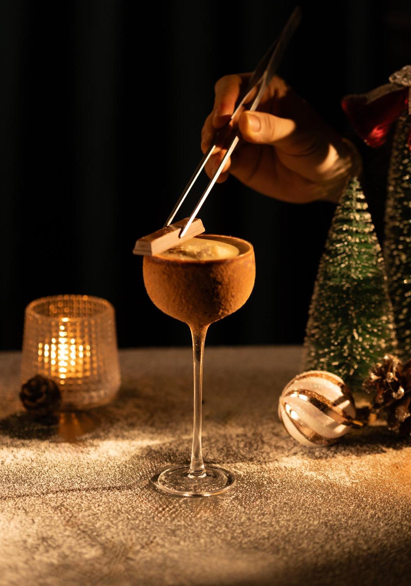 The Oriental Jade Hotel Ханой Екстер'єр фото A Glayva being garnished with a star anise